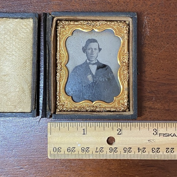 1860s 1/9 Plate Tintype Photograph in Case Split with Brass Mat and Preserver - Picture 5 of 7